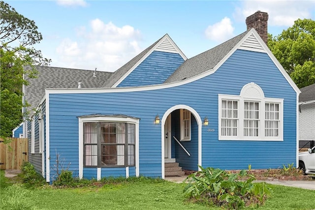 view of front facade with a front yard