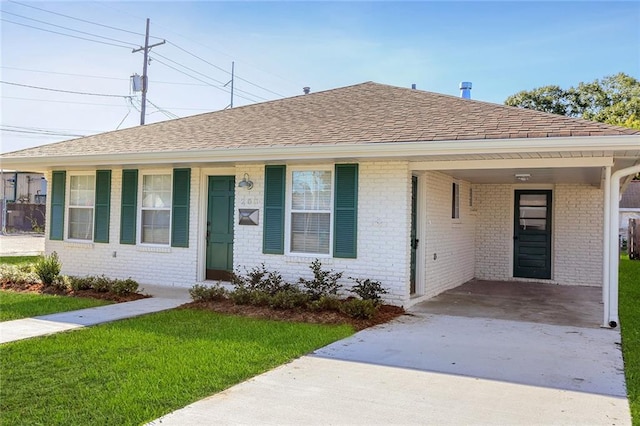 view of front facade with a front lawn and a carport