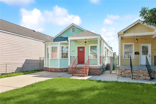 view of front of home featuring a front lawn