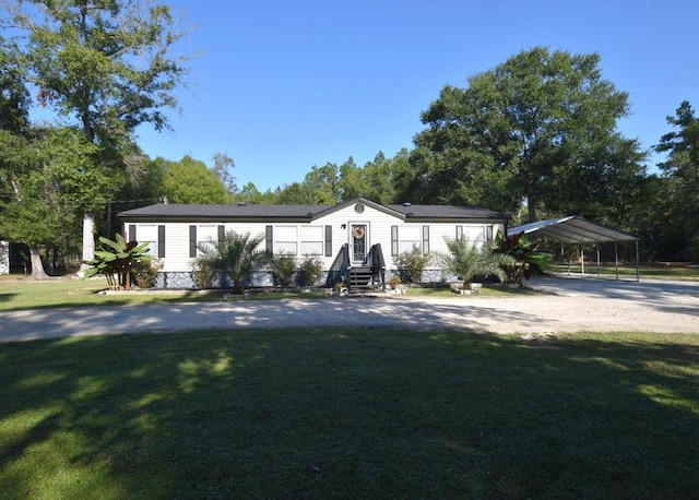 view of front of home featuring a front yard and a carport