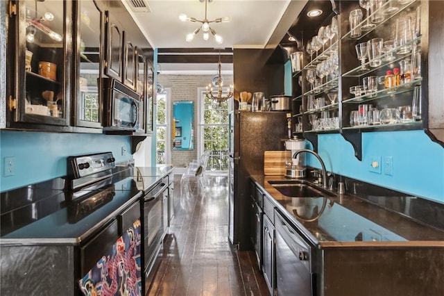 kitchen with a notable chandelier, a sink, black appliances, dark wood-style flooring, and visible vents