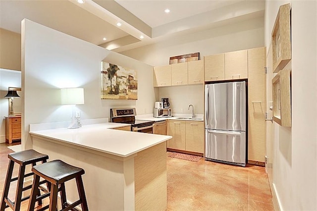 kitchen with sink, kitchen peninsula, a breakfast bar area, appliances with stainless steel finishes, and beam ceiling