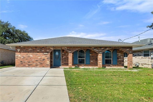 view of front of house with a front lawn