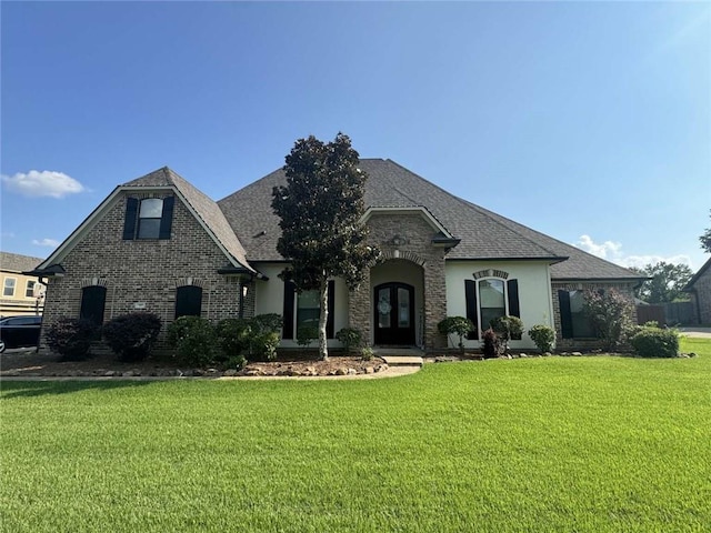 view of front facade featuring a front yard