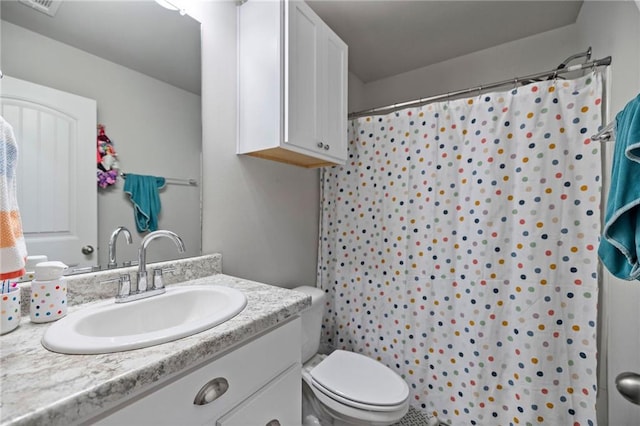 bathroom with a shower with curtain, vanity, and toilet