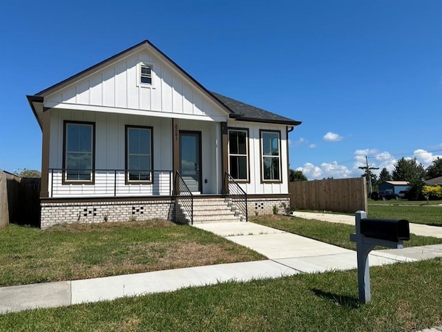 view of front of property featuring a front lawn