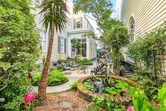 view of yard featuring a patio area