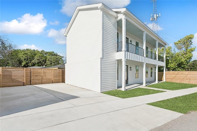 view of side of property featuring a balcony