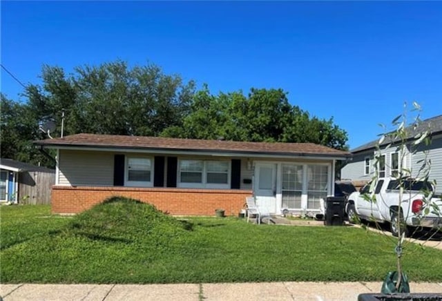 view of front of house featuring a front lawn