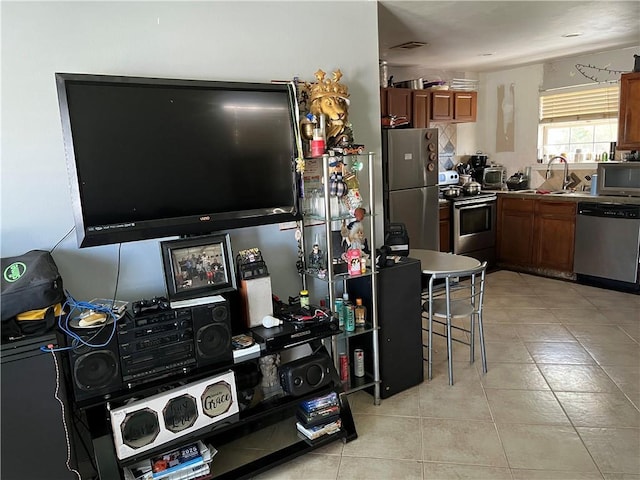 kitchen featuring appliances with stainless steel finishes, a breakfast bar area, and sink