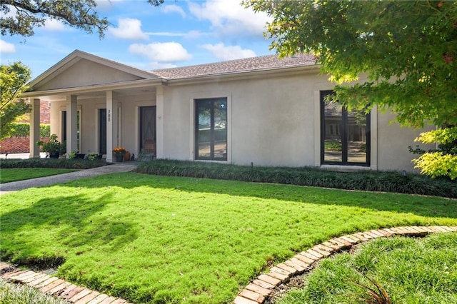 view of front of property with a front lawn