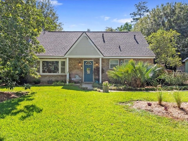 view of front of property featuring a front yard