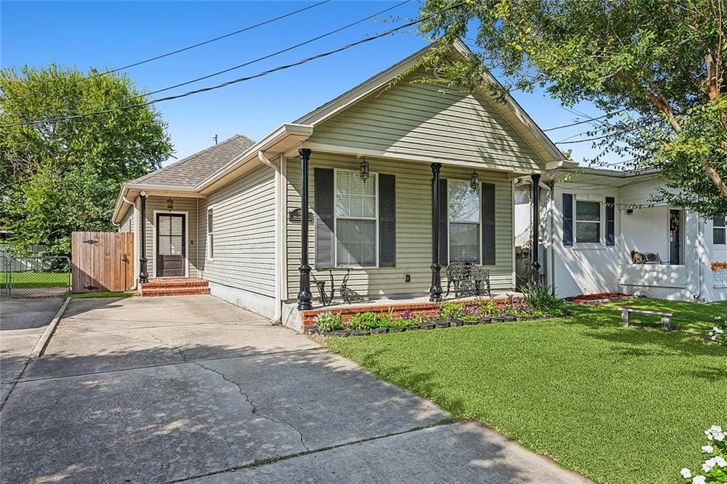 bungalow-style house with a front yard