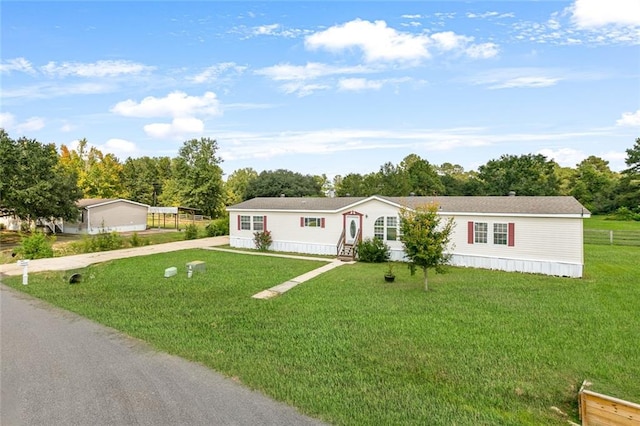 view of front of property featuring a front yard