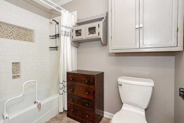 full bathroom featuring toilet and shower / bath combo with shower curtain