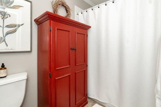 full bathroom with toilet and crown molding