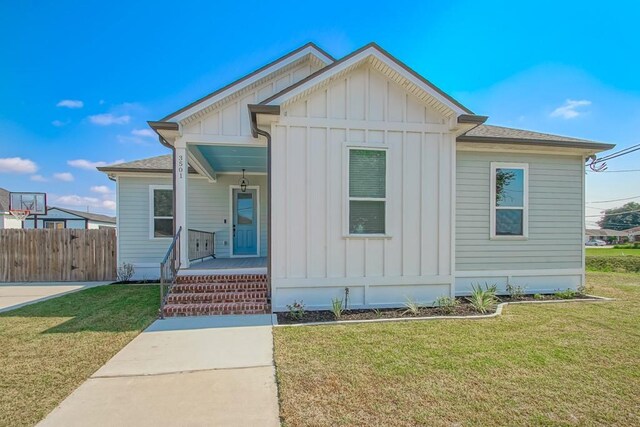 view of front of house with a front lawn