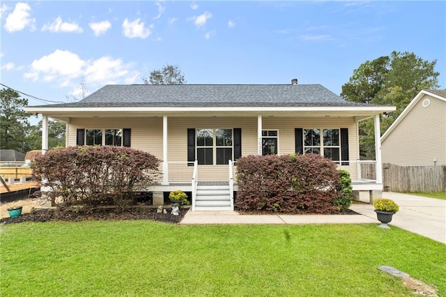 view of front facade with a front lawn and covered porch