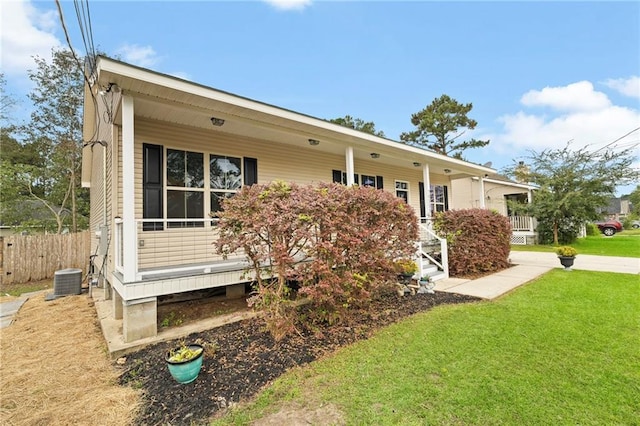 view of front of property featuring a front yard