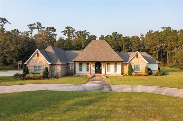 view of front facade with a front lawn