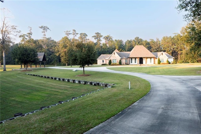 view of property's community featuring a lawn