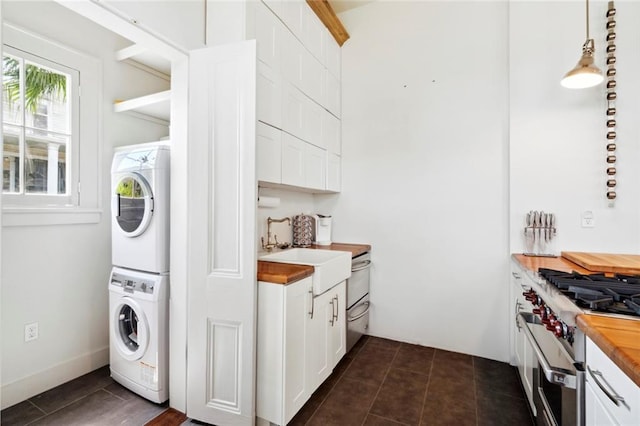 laundry area with sink and stacked washer and dryer