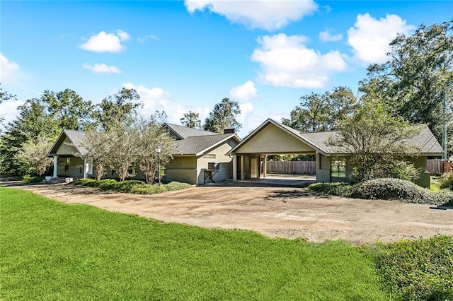 view of front of property featuring a front yard