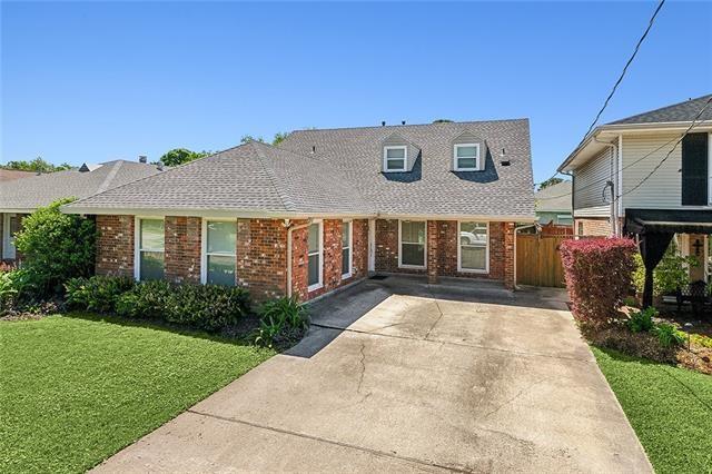 view of front of property with a front yard