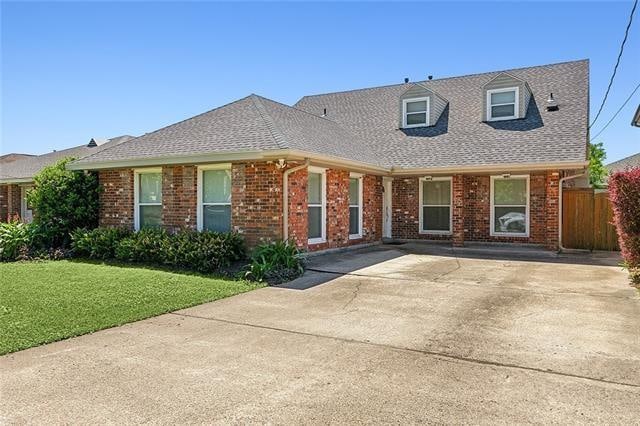 view of front of house featuring a front yard