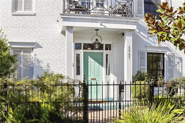 property entrance featuring a balcony