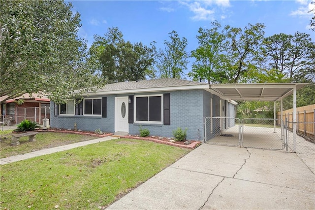 view of front facade featuring a carport and a front yard