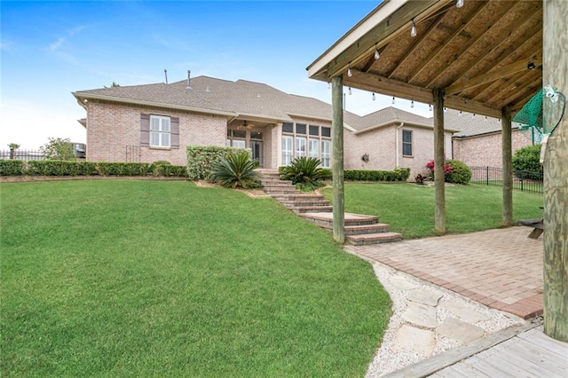 view of front of house featuring a front yard