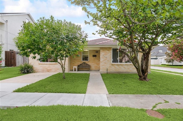 view of front facade featuring a front lawn