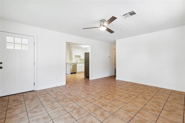 unfurnished room featuring ceiling fan and light tile patterned floors