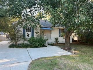 view of front of home featuring a front yard