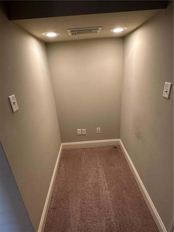 room details featuring recessed lighting, carpet, visible vents, and baseboards