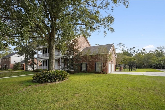 view of front of house featuring a front lawn