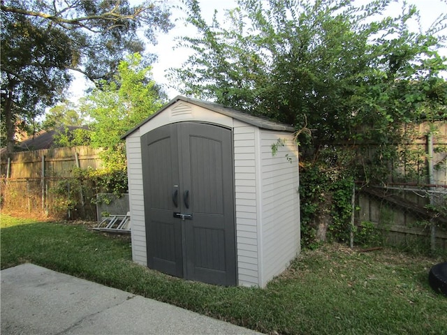 view of outbuilding featuring a lawn