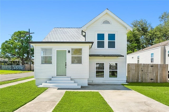 view of front of home featuring a front yard