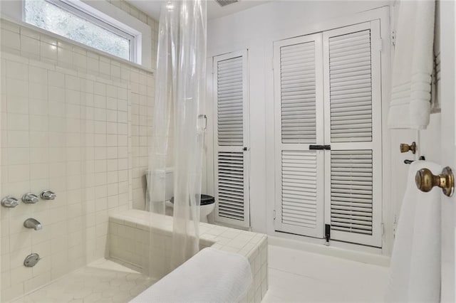 bathroom featuring a shower with curtain