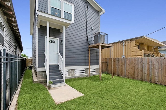 back of house featuring a lawn