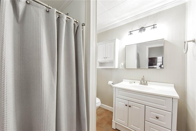 bathroom featuring toilet, ornamental molding, curtained shower, and vanity