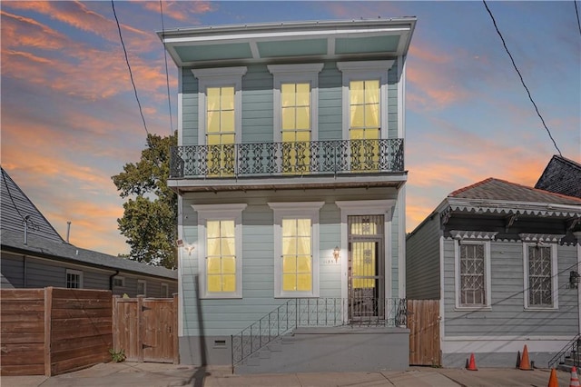 view of front of home featuring a balcony