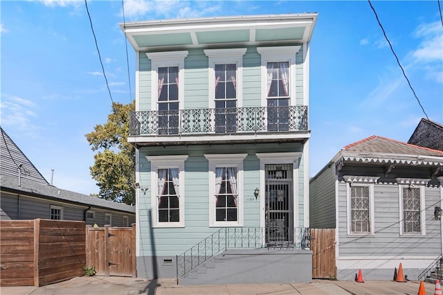 view of front facade featuring a balcony