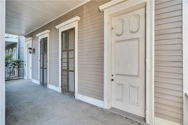 property entrance with covered porch