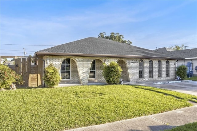 view of front facade with a front yard