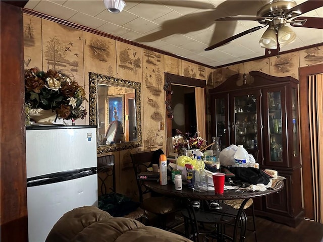 dining area with ceiling fan, crown molding, and hardwood / wood-style floors