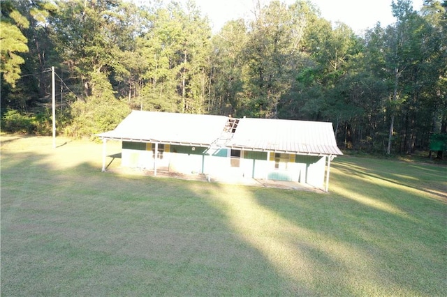 view of front of house featuring a front yard