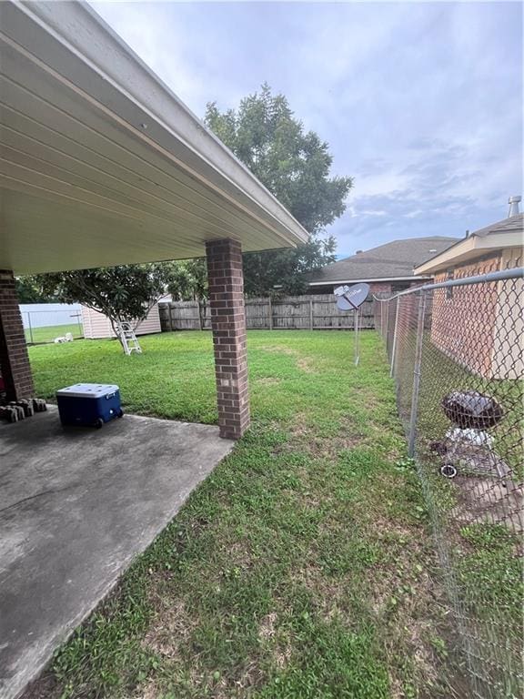 view of yard featuring a patio area