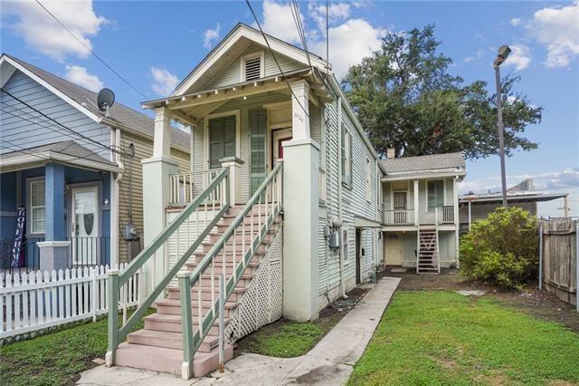 view of front of house featuring a front yard